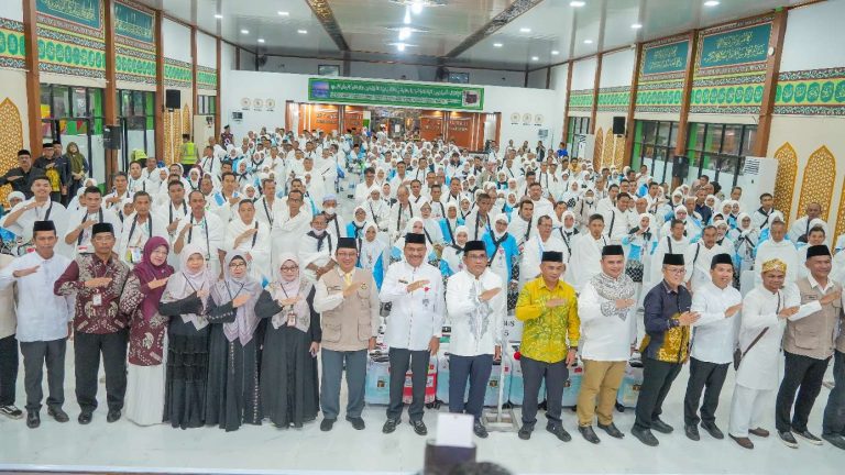 Ketua DPRD Kalsel Supian HK Lepas Jemaah Haji Hulu Sungai Utara