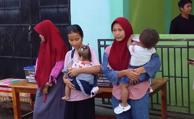Warga Lahat Antusias Terima Bantuan Sembako Program TMMD ke-128