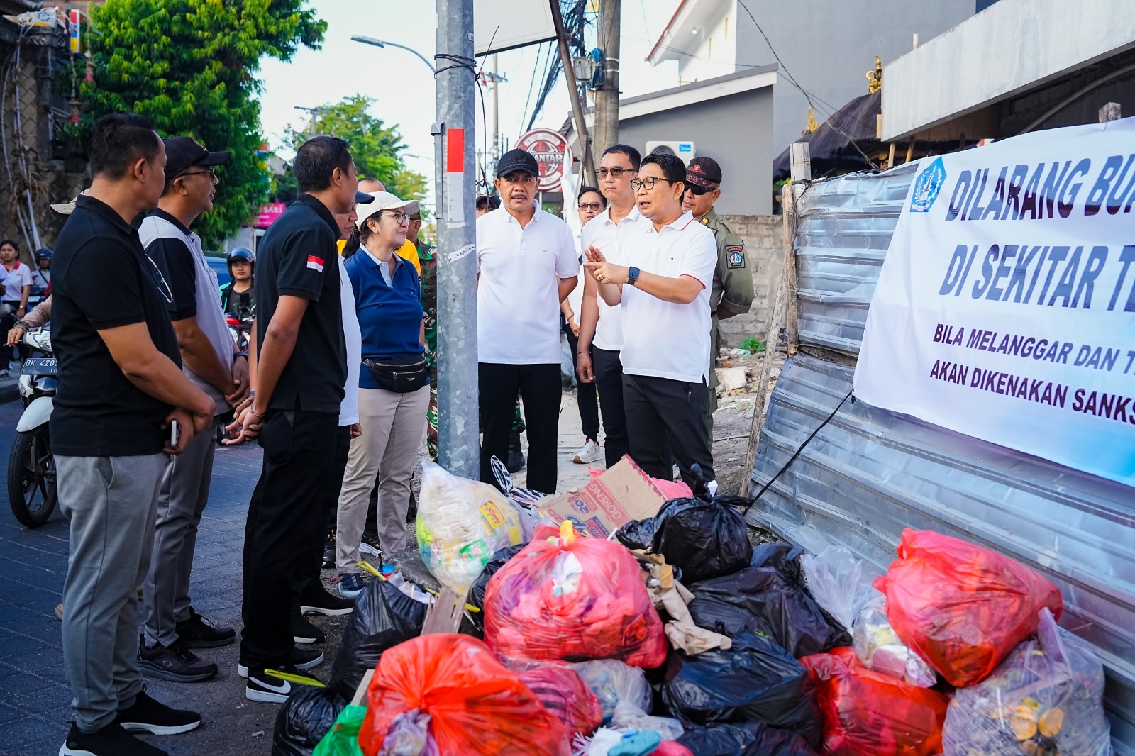 Bupati Badung Adi Arnawa Tindak Tegas Warga Buang Sampah Sembarangan di Kuta
