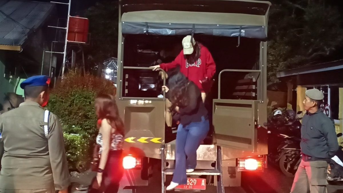 Satpol PP Padang Amankan 14 Pemandu Lagu di Empat Kafe Karaoke