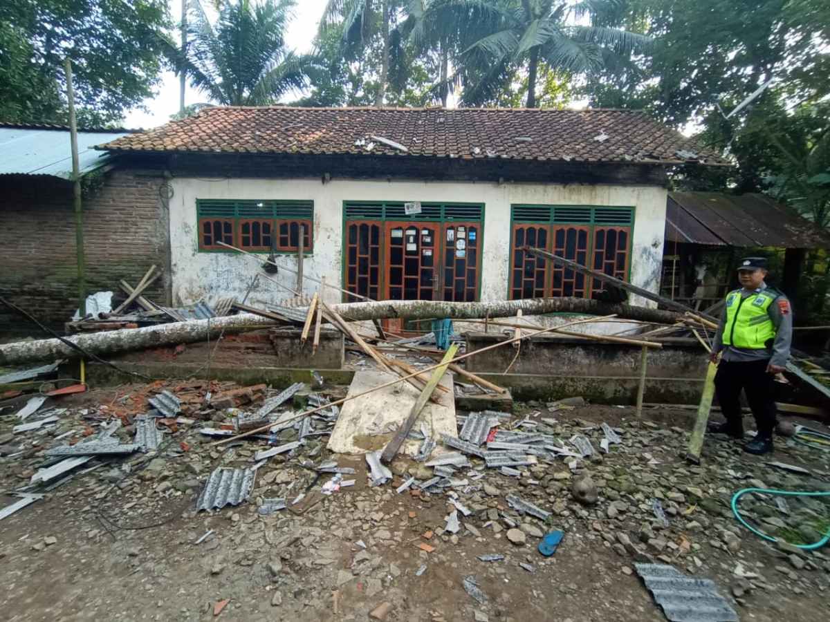 Pohon Kelapa Tumbang Timpa Rumah di Klirong Kebumen, Penghuni Selamat