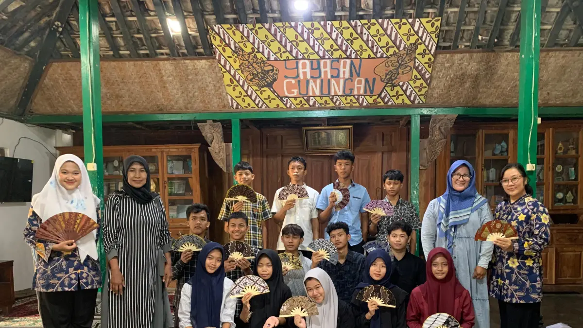 Tim Unnes Latih Anak Panti Gunungan Surakarta Kreasi Limbah Tekstil