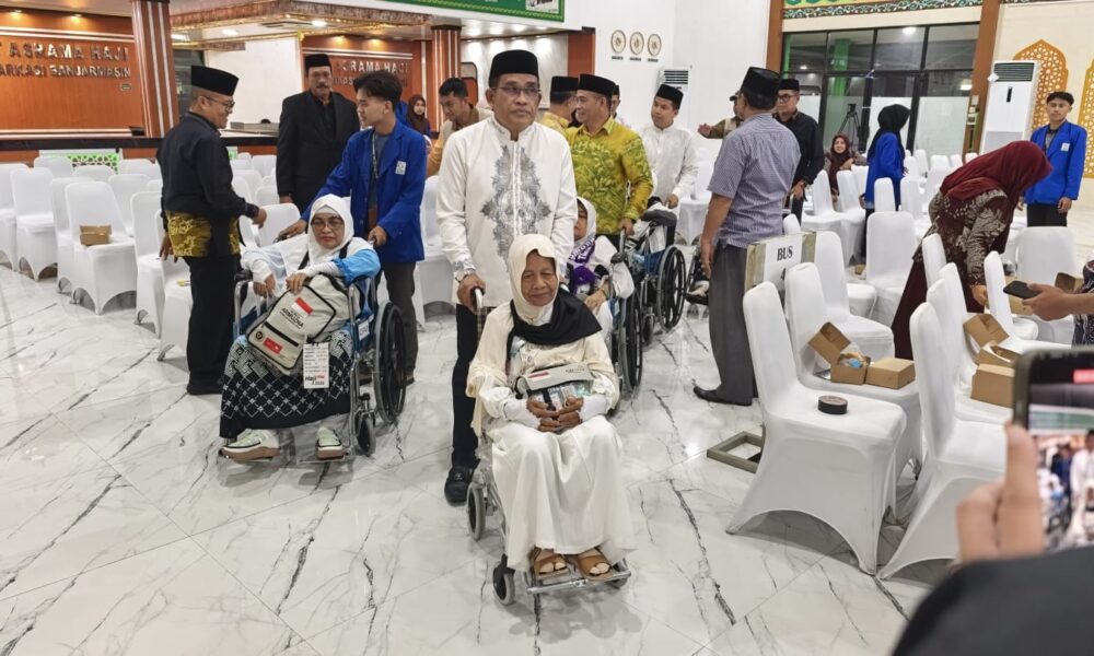 Bupati HSU H Sahrujani Pastikan Kenyamanan Jemaah Haji Kloter 11 di Bus