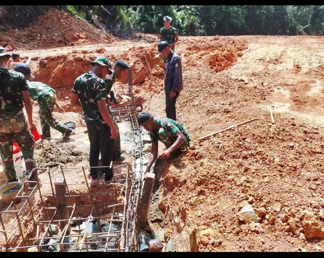 TNI dan Warga Tana Tidung Kebut Pengecoran Jembatan Perintis Garuda