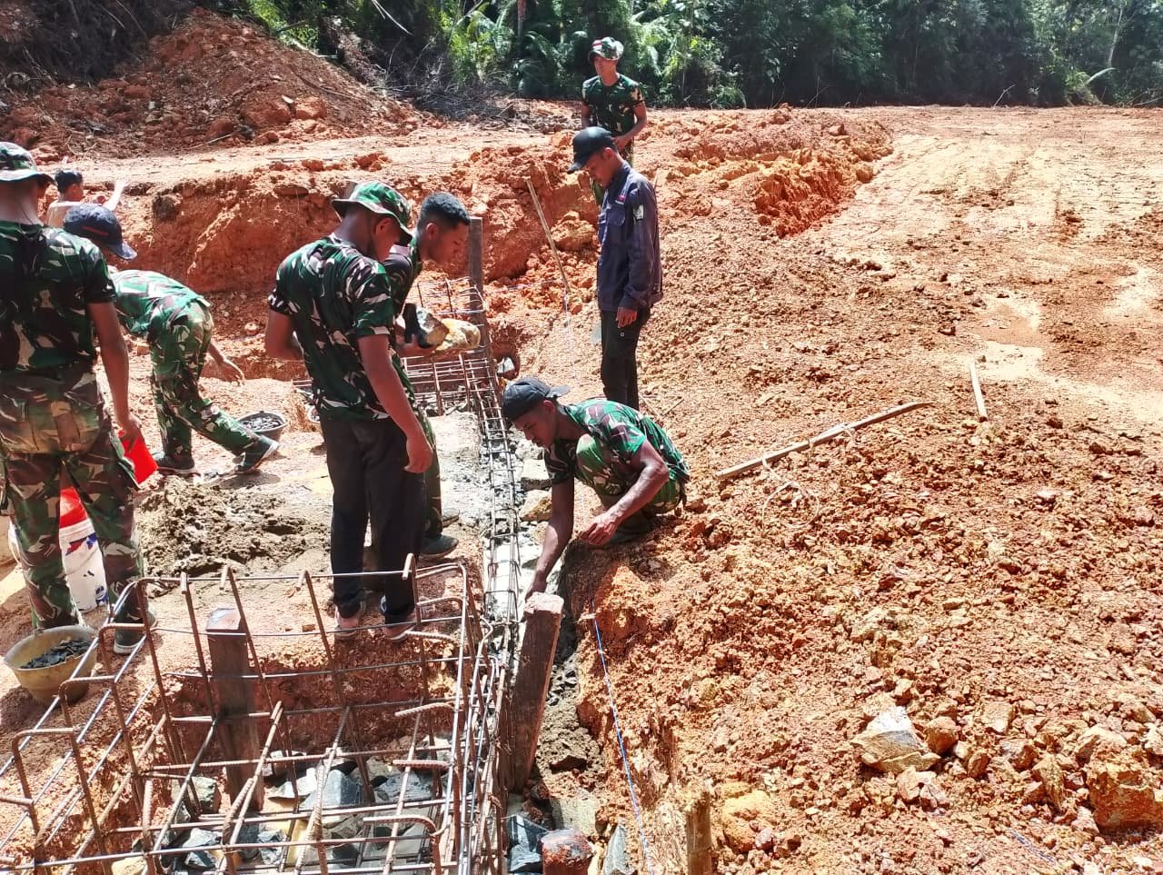 TNI dan Warga Tana Tidung Gotong Royong Pasang Pondasi Jembatan Perintis Garuda