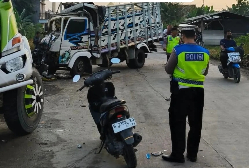 Truk Diesel Seruduk Tronton Parkir di Gubug, Sopir Luka-Luka