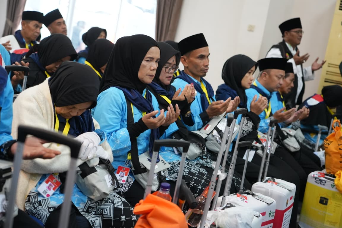 Bupati Bandung Lepas 445 Jemaah Haji Kloter 24 yang Didominasi Lansia