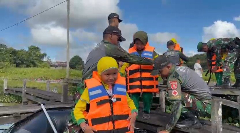 Siswa TK ABA Malinau Belajar Disiplin dan Kenal Alutsista di Yonif 614 Raja Pandhita