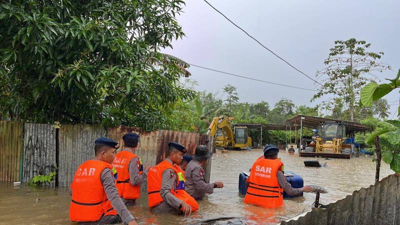 Puluhan Personel Brimob Polda Sultra Evakuasi Warga Terjebak Banjir di Lorong Kampus Avicena Kendari