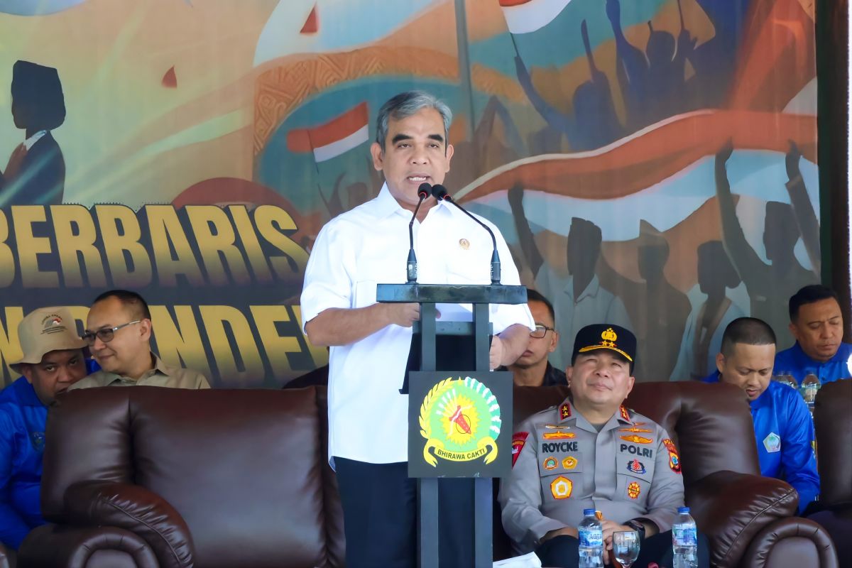 Ketua MPR Ahmad Muzani Pantau Lomba Baris Berbaris Pelajar SMA di Manado