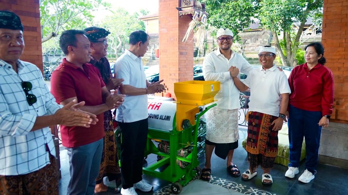 Pemkab Badung Salurkan 1.781 Kantong Komposter dan Mesin Pencacah Sampah di Sempidi