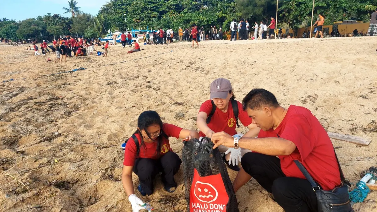 Mahasiswa UHN Sugriwa Bersihkan Pantai Segara Ayu Denpasar, Dorong Literasi Ekologis Warga