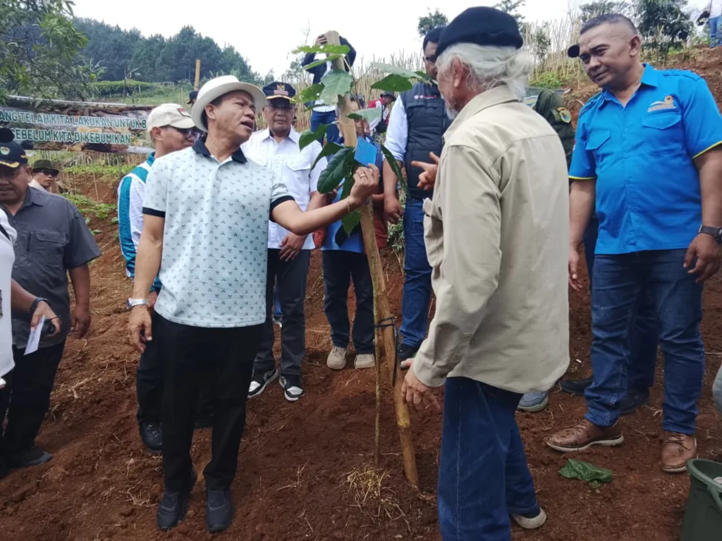90 Ribu Buruh di Kabupaten Bandung Wajib Tanam 2 Pohon untuk Cegah Banjir Bandang