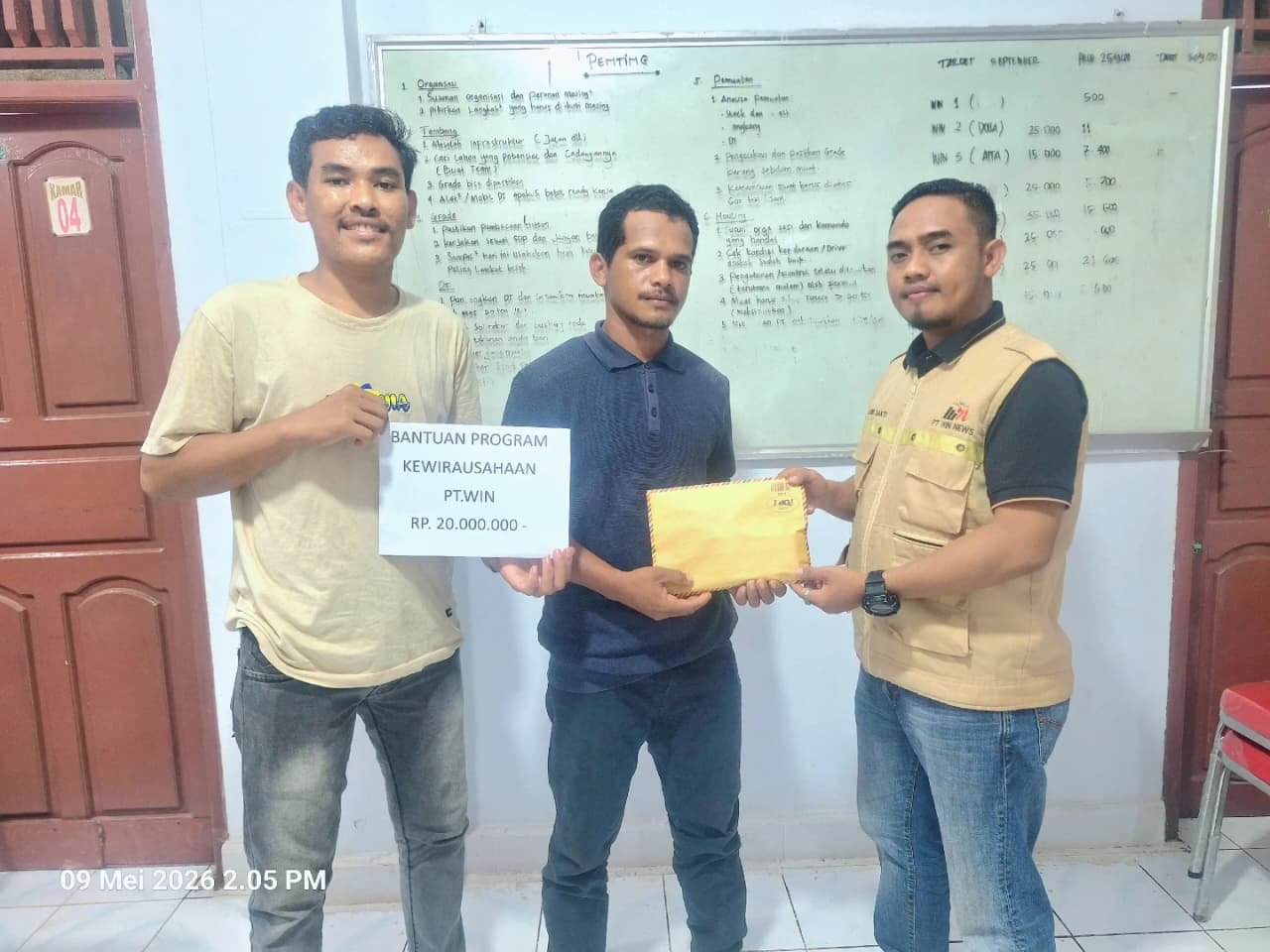 PT WIN Salurkan Modal Usaha untuk 12 Warga Lingkar Tambang Konawe Selatan