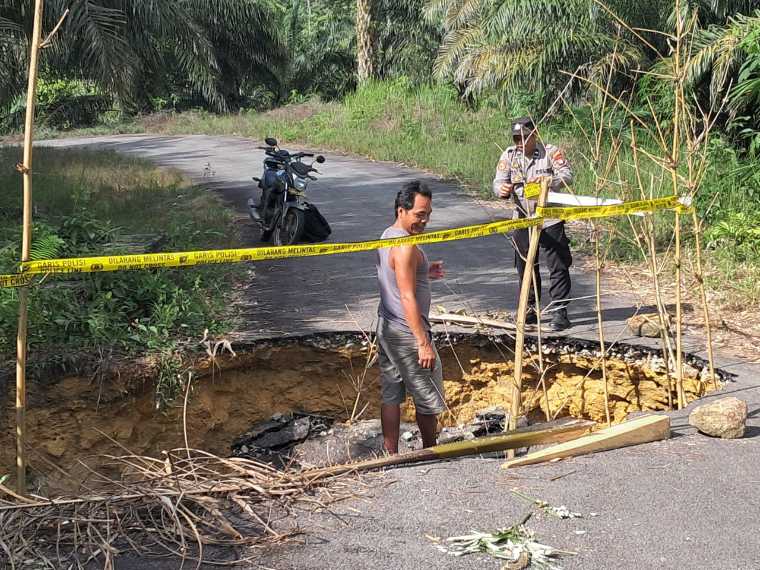 Jalan di Jelimpo Landak Amblas 5 Meter, Polisi Pasang Tanda Peringatan