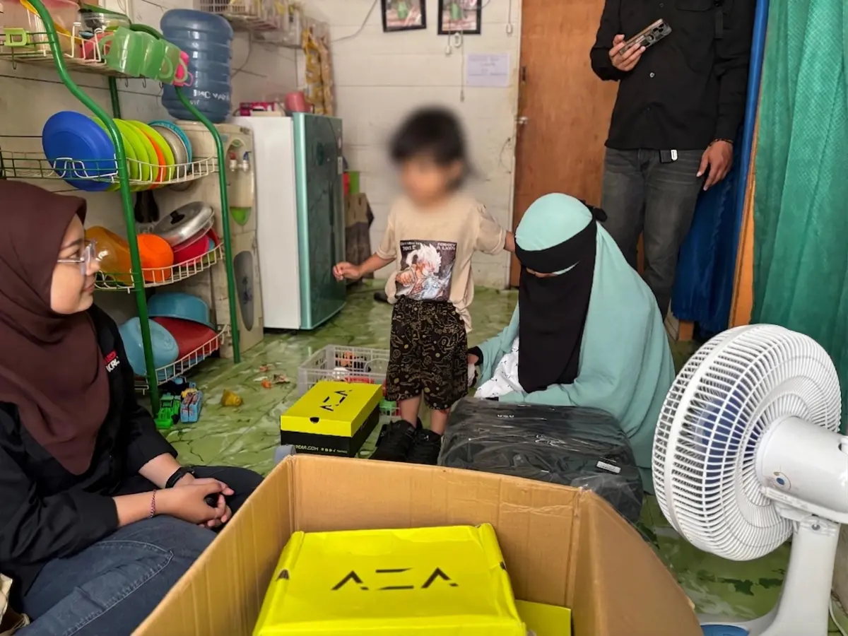 Brand AZA Salurkan Sepatu dan Tas Sekolah untuk Adik Almarhum Mandala Rizky Syahputra