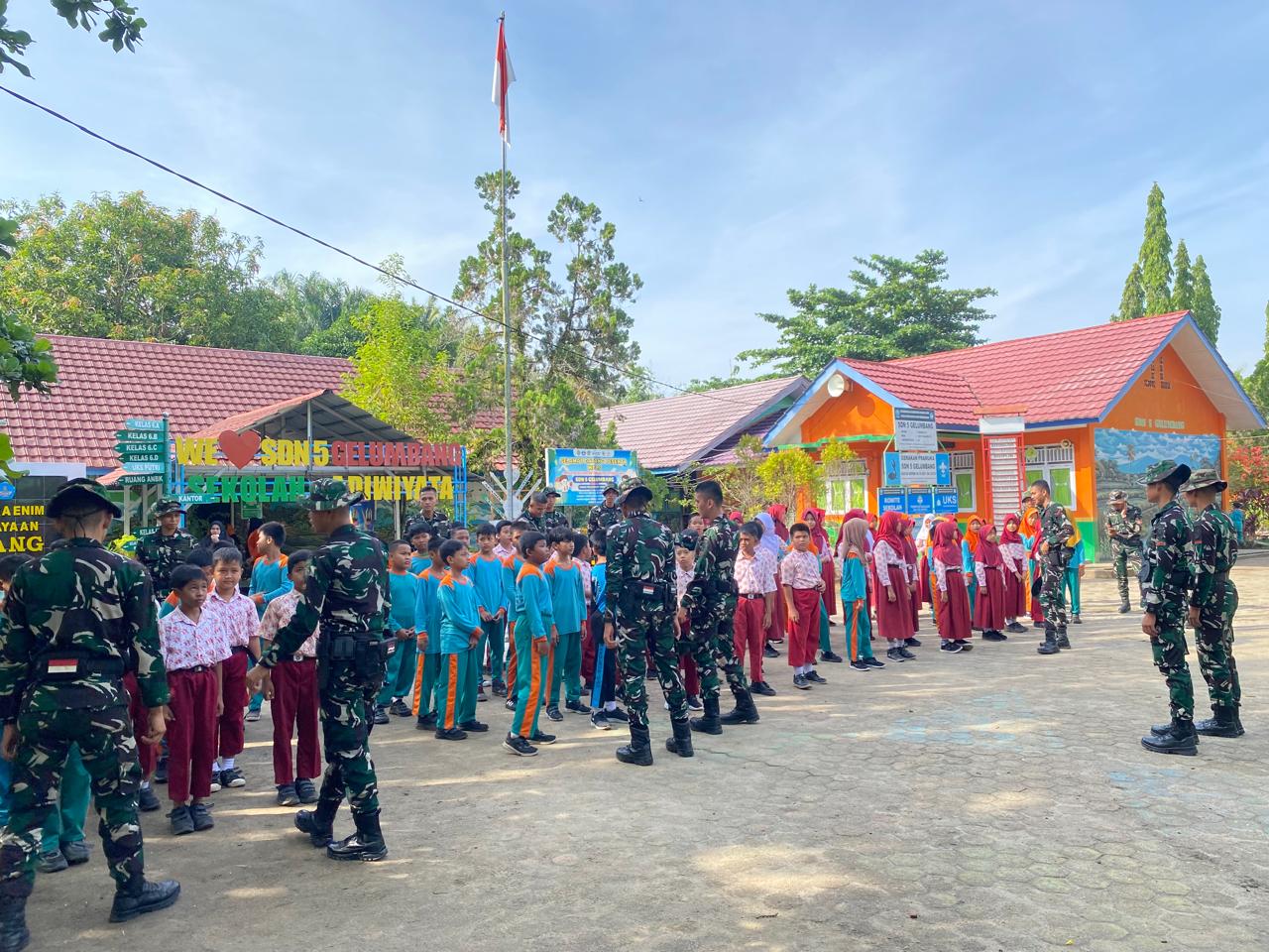 Prajurit Yonif 895 Hijaukan SDN 05 Karang Endah Muara Enim dan Latih Kedisiplinan Siswa