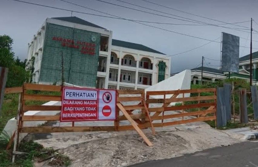 Dinas PUPRPerkim Balangan Pasang Pagar di Istana Anak Yatim Guna Cegah Aktivitas Liar