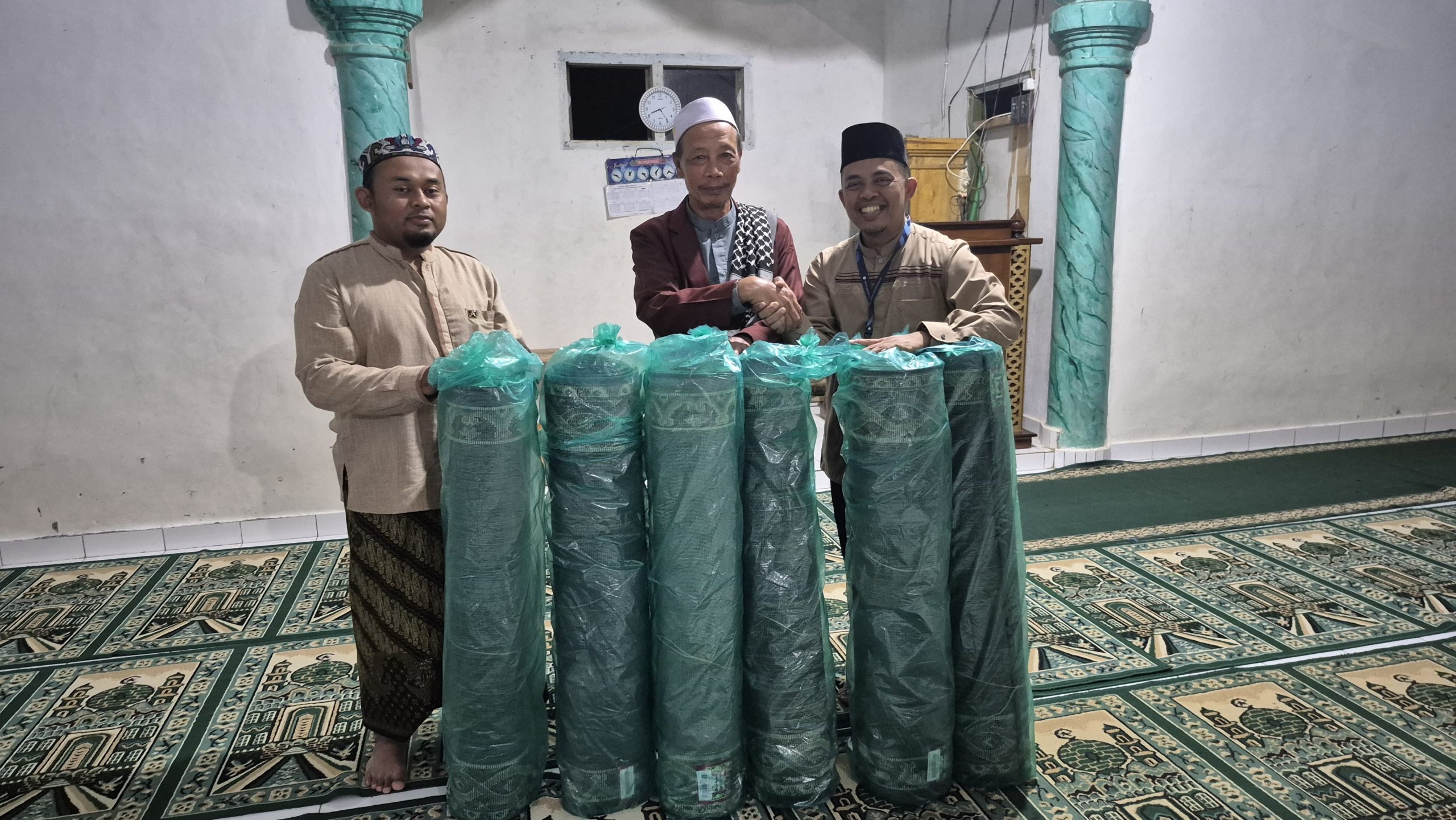 Ponpes Al Munawaroh Lampung Barat Terima 45 Meter Karpet Sajadah dari YBM BRILiaN
