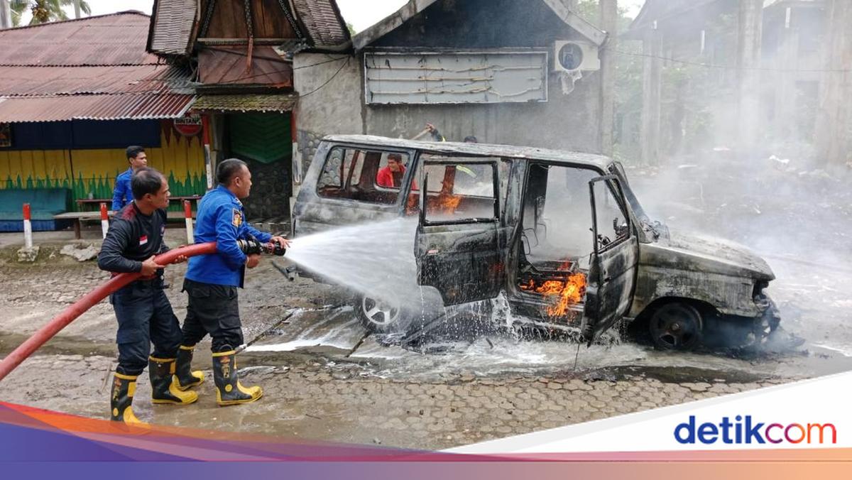 Mobil Pelangsir BBM Terbakar di Toraja Utara, 15 Jeriken Disita dan Sopir Kabur