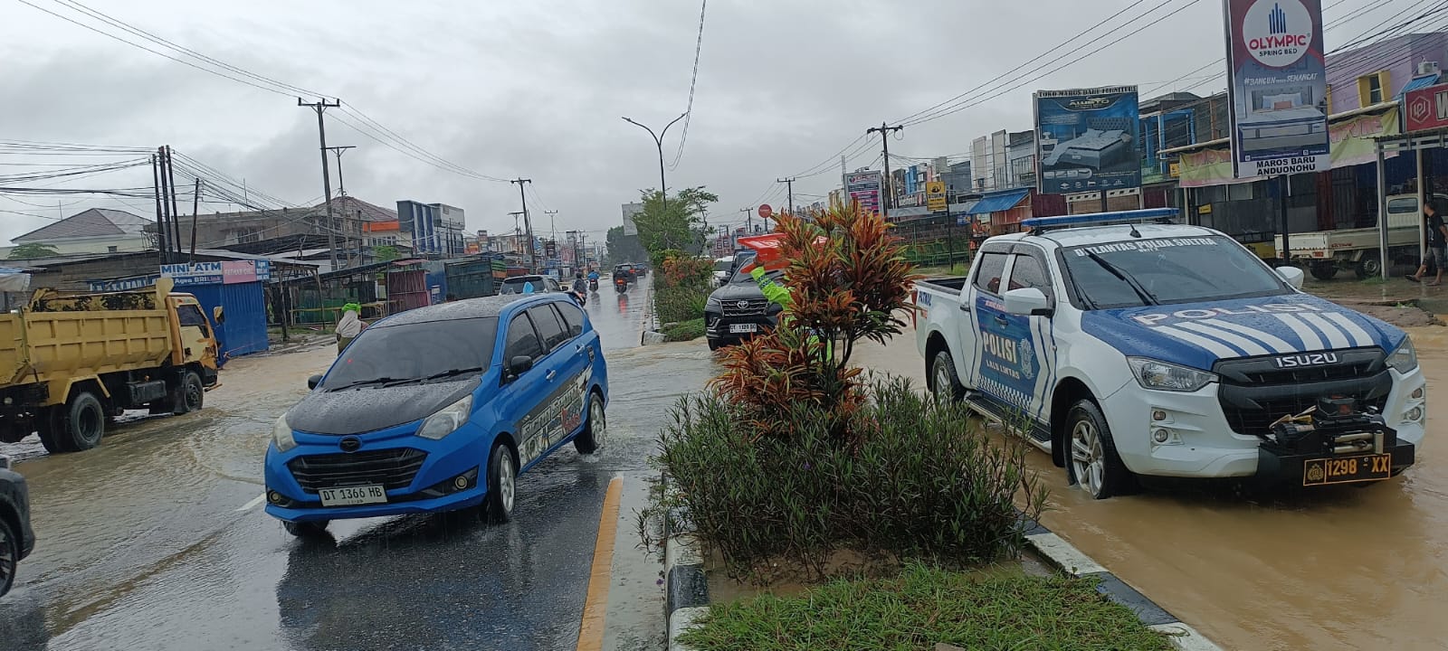 Banjir Rendam Jalan Martandu Kendari, Lalu Lintas Bundaran Tank Dialihkan Polisi