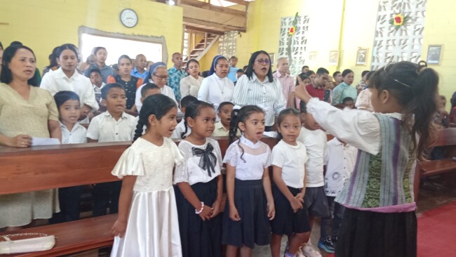 Fasih Bahasa Inggris, Siswa TKK Maria Helena Bello Pukau Umat