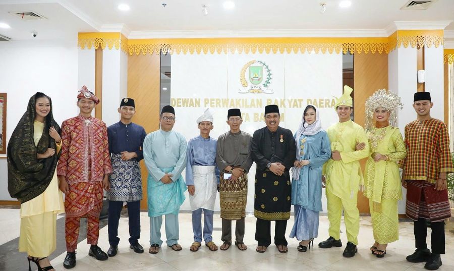 DPRD Kota Batam Sahkan Perda LAM, Finalis Encik dan Puan Tampilkan Busana Melayu