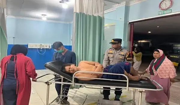 Darurat Usus Buntu, Polisi Sekadau Evakuasi Warga Pakai Mobil Patroli