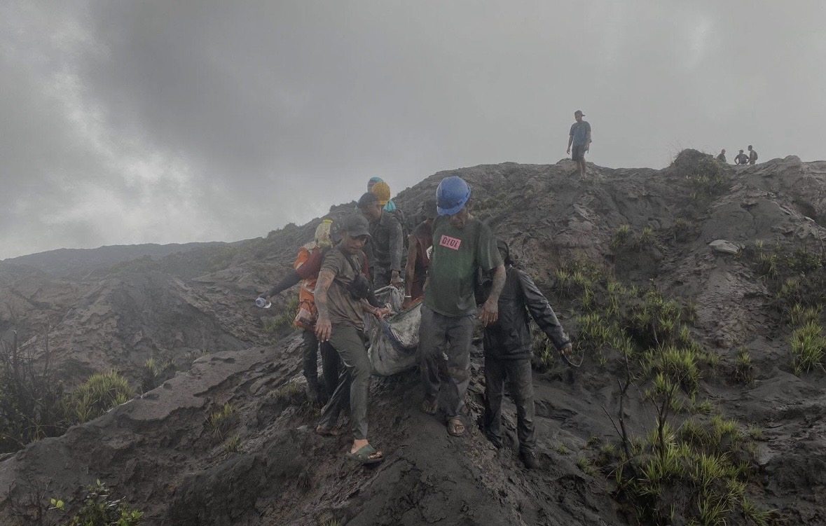 2 WNA Singapura Terdeteksi 20 Meter dari Kawah Dukono, Evakuasi Masih Terkendala Erupsi