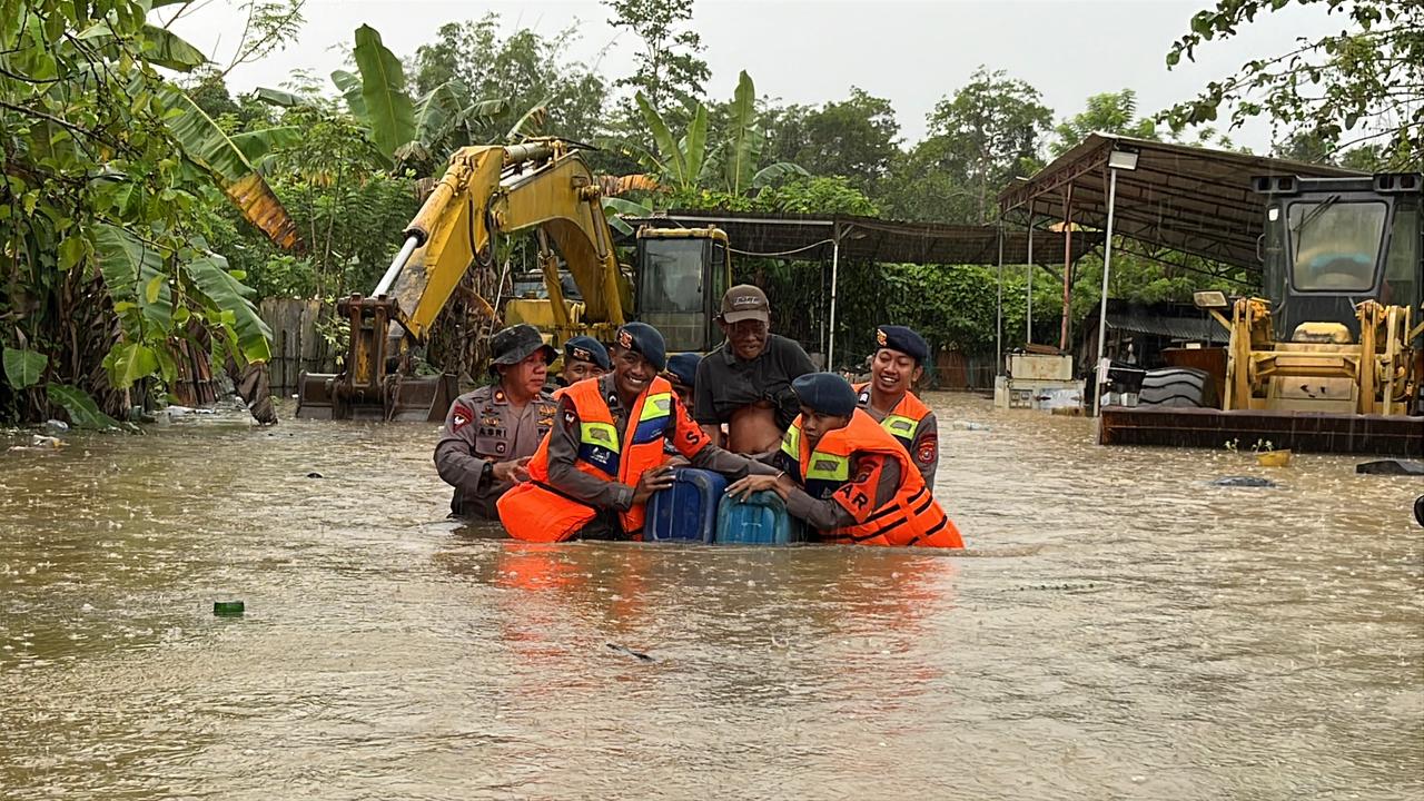 Brimob Sultra Evakuasi Warga Lorong Kampus Avicena Kendari yang Terjebak Banjir
