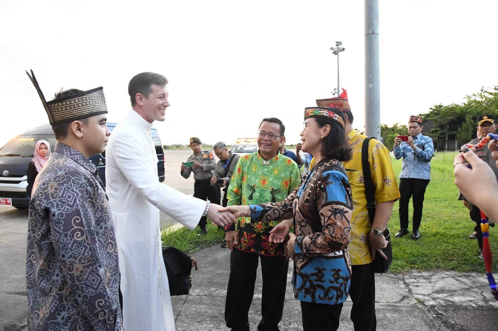 Sekretaris Dubes Vatikan Mgr Michael Pawlowicz Tiba di Palangka Raya Hadiri Pesta Perak Uskup