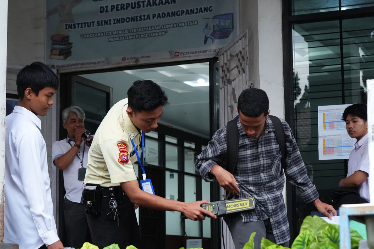 Rektor ISI Padang Panjang Turun Langsung Awasi UTBK-SNBT Hari Keempat