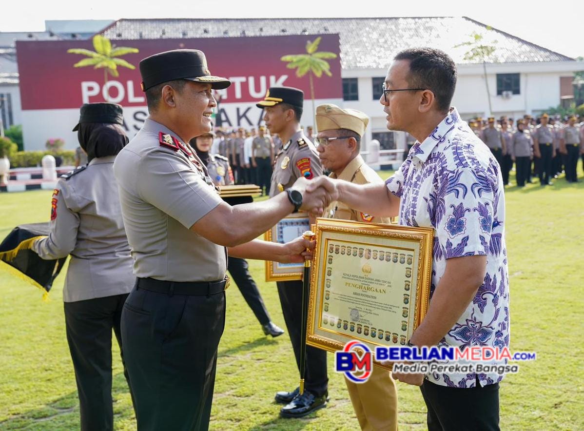 Kapolda Jateng Beri Penghargaan 12 Personel dan Mitra, Dorong Polisi Adaptif ke Generasi Muda