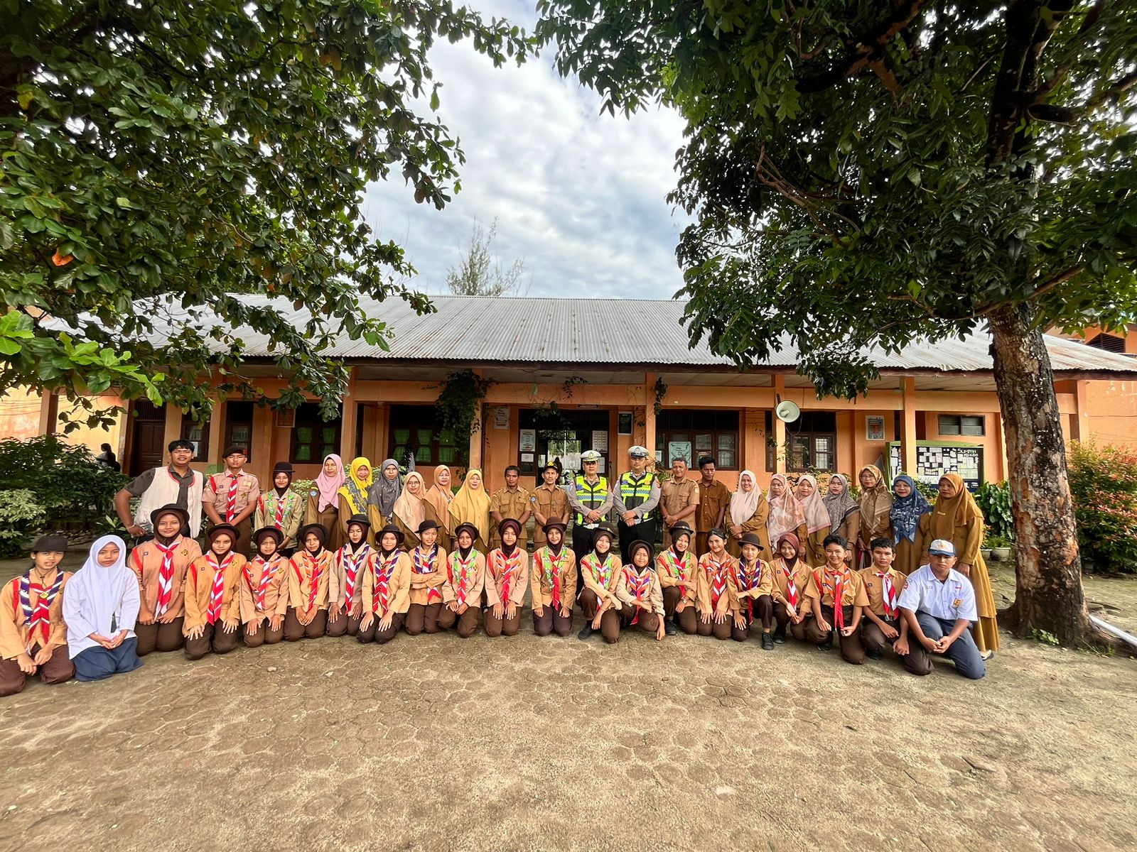 Satlantas Subulussalam Edukasi Pelajar soal Knalpot Brong dan Helm SNI