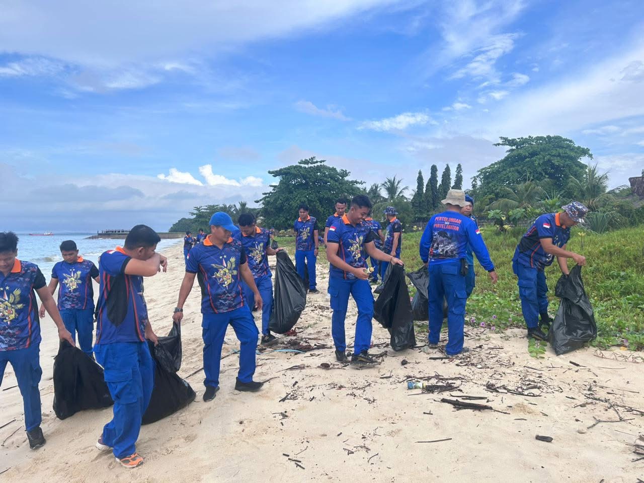 Ditpolairud Polda Kaltim Bersihkan Pantai Kilang Pertamina Balikpapan, Libatkan Relawan Garuda dan Orari