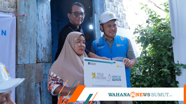 PLN Sambung Listrik Gratis ke Rumah Ibu Atik di Pematangsiantar, 10 Warga Terima Sembako