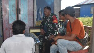 Babinsa Sambangi Dusun Terluar HST, Jalin Komunikasi Langsung
