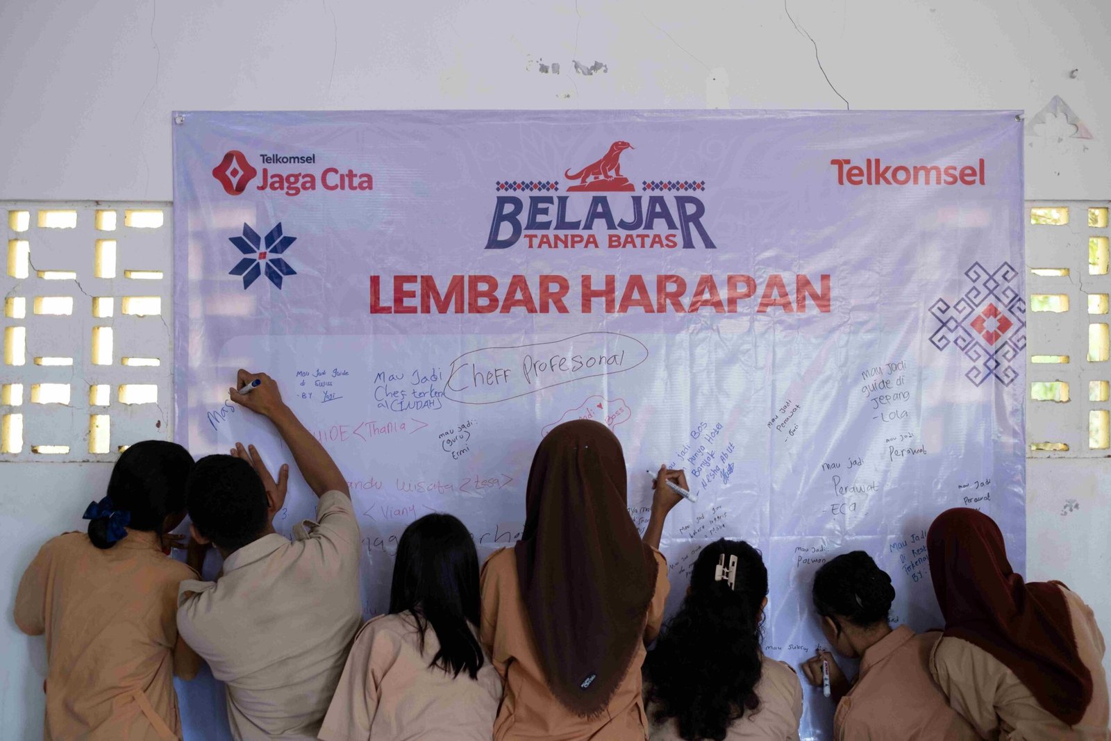 Telkomsel Bantu 7 Sekolah di Flores dengan Akses Belajar Digital