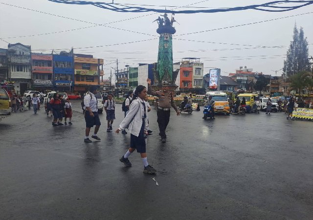 12 Titik Macet Karo Dijaga, Polisi Bantu Anak Sekolah Menyeberang
