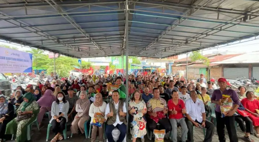 Bulog-DPD RI Salurkan 300 Paket Pangan Premium ke Deli Serdang