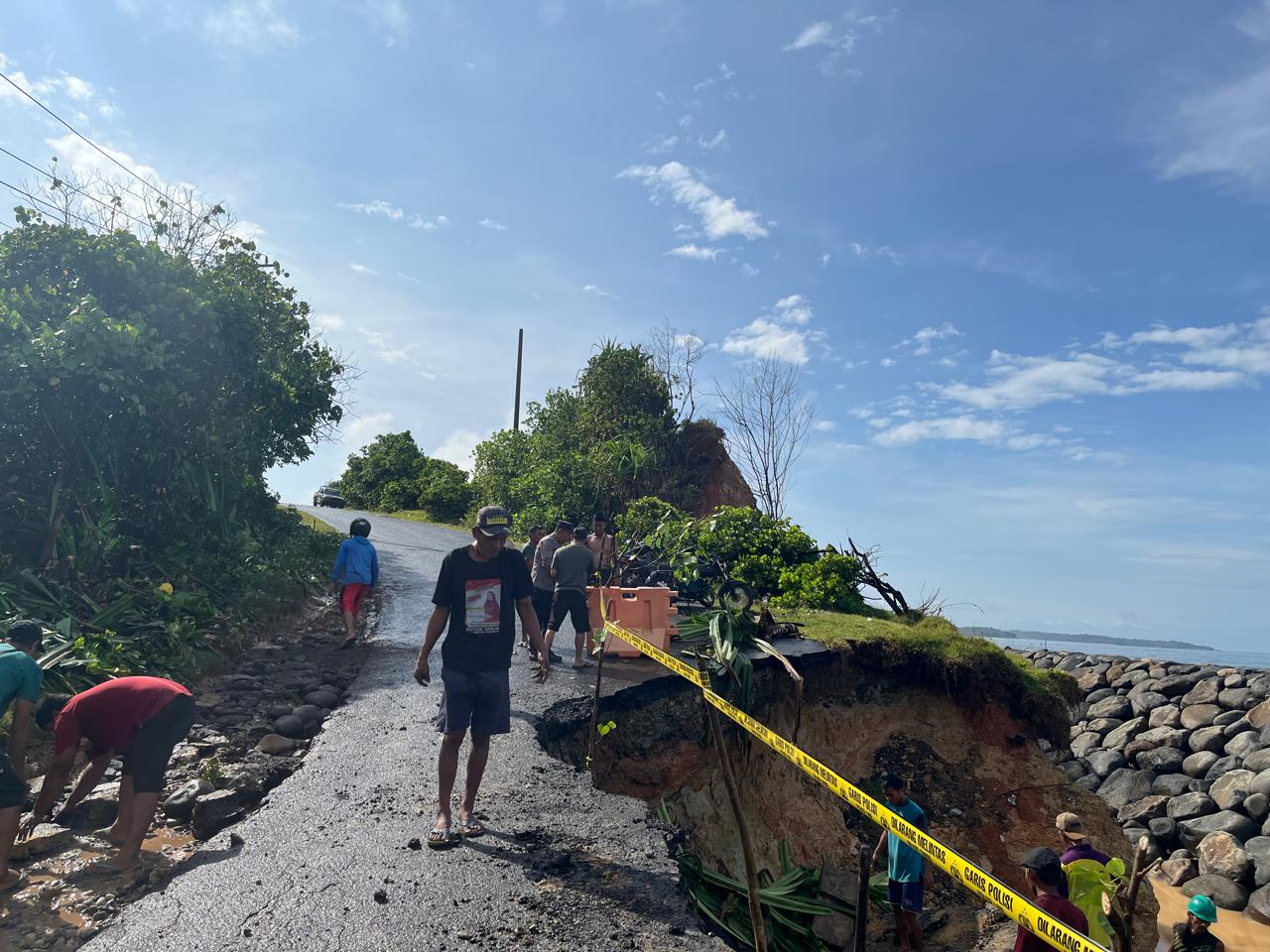 Longsor Tutup Jalan Serangai, Truk Dilarang Melintas
