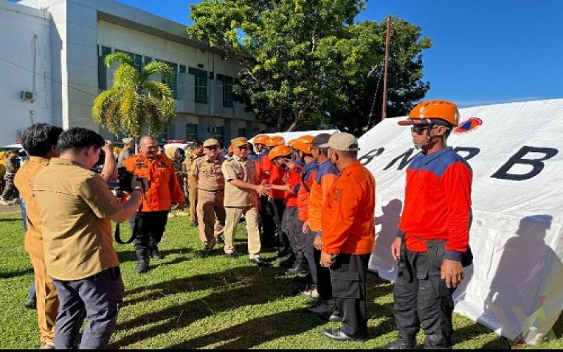 Pemprov Sulbar Gelar Simulasi Gempa dan Kebakaran di Kantor Gubernur, Evakuasi Korban Pakai Motor dan Tali dari Lantai Dua