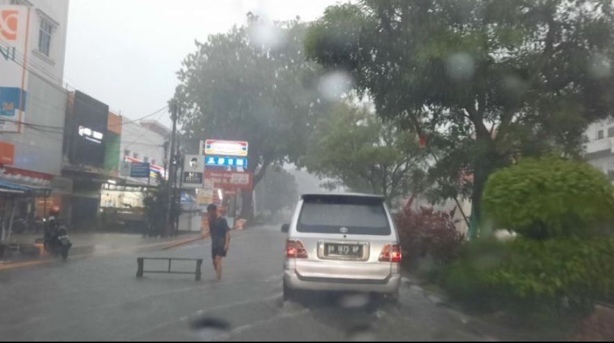 BMKG Keluarkan Peringatan Dini Hujan Disertai Petir untuk Wilayah Jambi, Warga Diminta Waspada
