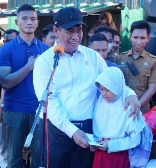 Amran Sulaiman Bagikan Rp9 Miliar di Bone, Santuni 1.000 Anak Yatim