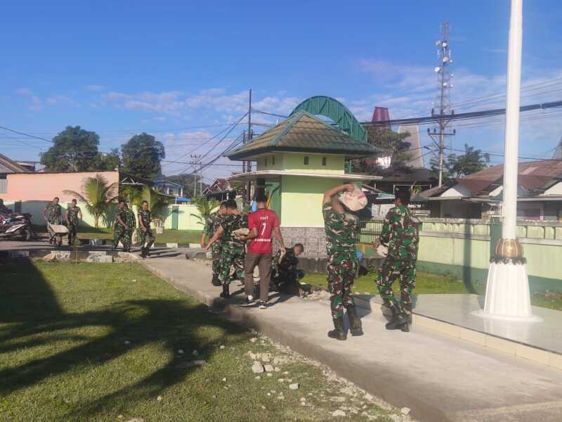 Personel Kodim Sumba Barat Bersihkan Sisa Material Pangkalan