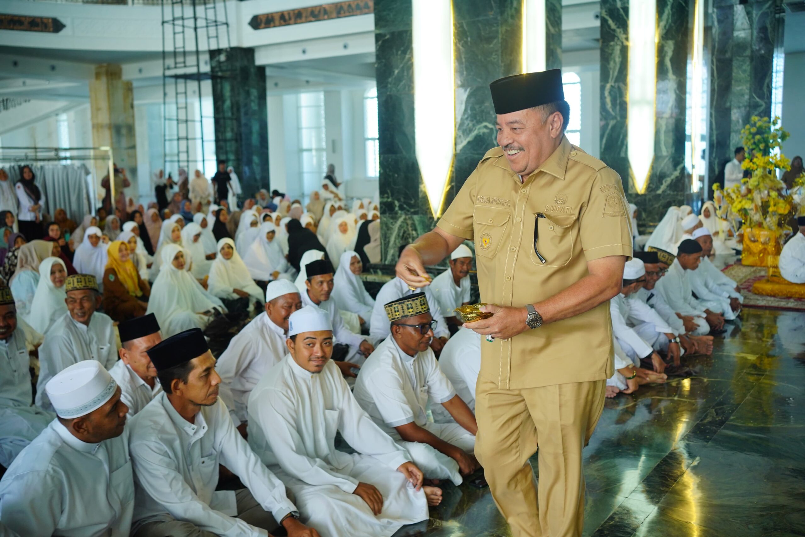 Bupati Nagan Raya Peusijuk 170 Calon Haji, Jamaah Tertua Berusia 89 Tahun