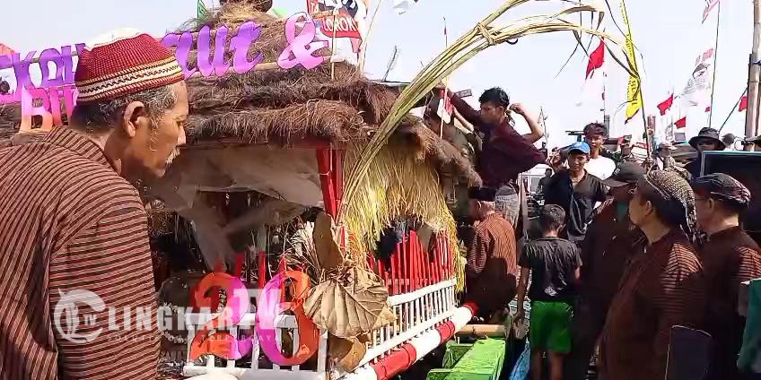 400 Kapal Iringi Larung Sesaji Nelayan Tambaklorok Semarang, Kepala Kerbau Jadi Sesaji Utama
