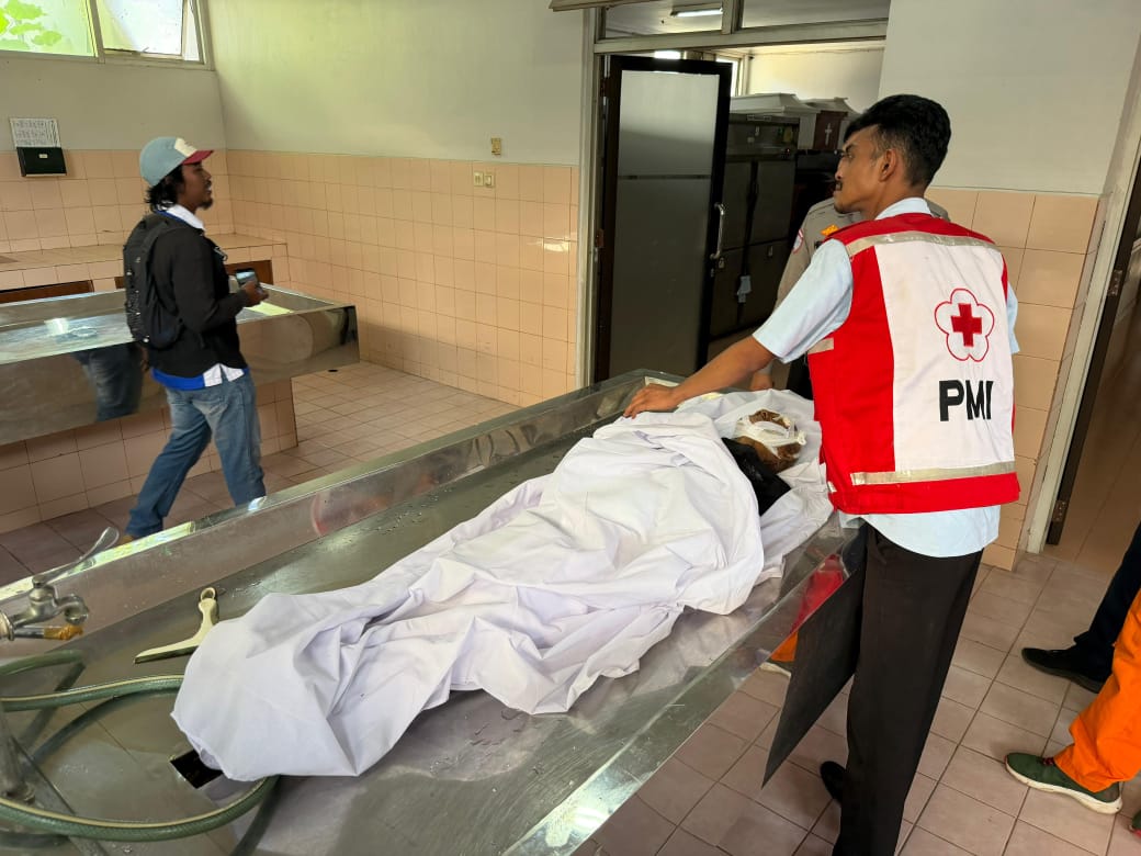 ** Lansia Mr X Tewas Ditabrak di Palembang, Polisi Cari Keluarga