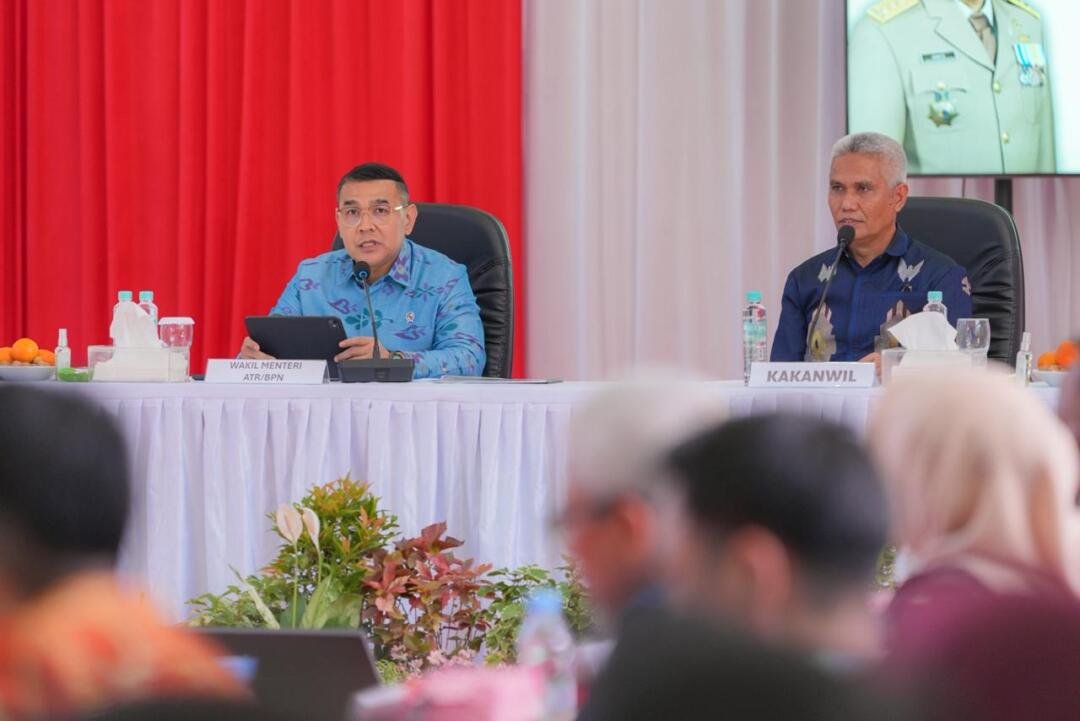Wamen ATR Ossy Dermawan Serahkan 13 Sertipikat Tanah di Sulteng, Capai Hampir 50 Persen Bidang Terdaftar