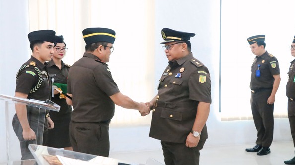 Kepala Kejati Maluku Lantik Samy Sapulette dan Amri Kurnia sebagai Koordinator, Ini Pesan Soal Integritas